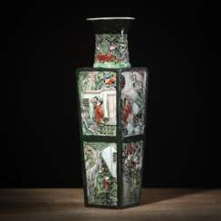 Vierkantvase aus Porzellan in 'sancai'-Glasur mit Romanszenen in Relief und teils Durchbruch