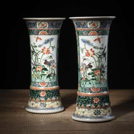 Paar 'famille verte'-Stangenvasen aus Porzellan mit Vogel- und Blumendekor - фото 1