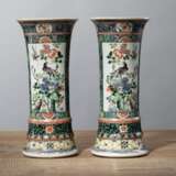 Paar 'famille verte'-Stangenvasen aus Porzellan mit Vogel- und Blumendekor - фото 2