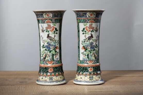Paar 'famille verte'-Stangenvasen aus Porzellan mit Vogel- und Blumendekor - photo 2