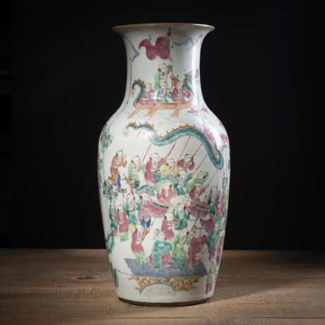 Porzellanvase mit 'Famille rose'-Dekor des Drachenfestes - photo 1