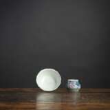 Kleine weiß glasierte Schale und 'Doucai'-Pinselwascher aus Porzellan - фото 2