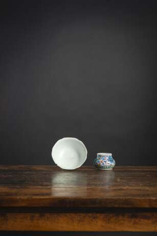 Kleine weiß glasierte Schale und 'Doucai'-Pinselwascher aus Porzellan - photo 2