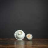 Kleine weiß glasierte Schale und 'Doucai'-Pinselwascher aus Porzellan - Foto 3