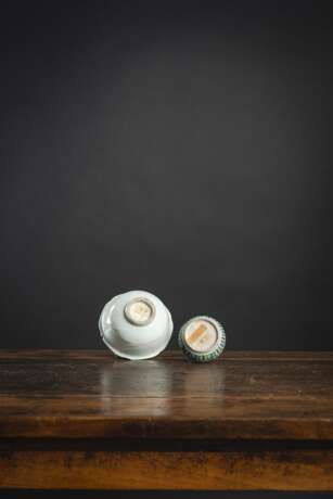Kleine weiß glasierte Schale und 'Doucai'-Pinselwascher aus Porzellan - фото 3