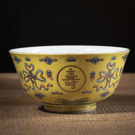 Gelbgrundige Schale aus Porzellan mit 'Famille rose'-'wan shou wu jiang'-Dekor - Foto 1
