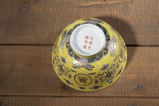 Gelbgrundige Schale aus Porzellan mit 'Famille rose'-'wan shou wu jiang'-Dekor - Foto 3