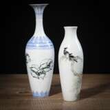 Flaschenvase aus Eierschalenporzellan mit Garnelendekor in Email-Farben und kleine Vase in Qianjiangcai mit Singvögeln auf Ast - photo 1