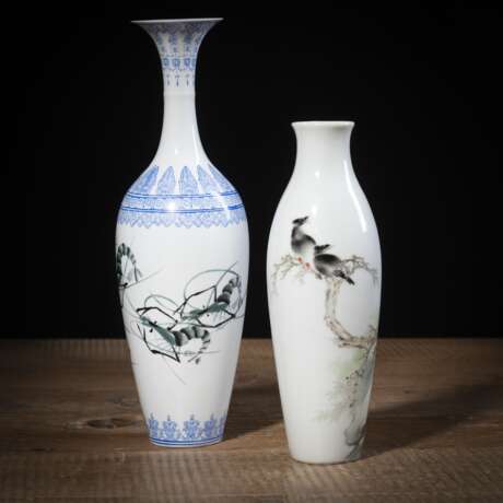 Flaschenvase aus Eierschalenporzellan mit Garnelendekor in Email-Farben und kleine Vase in Qianjiangcai mit Singvögeln auf Ast - фото 1