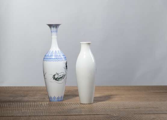 Flaschenvase aus Eierschalenporzellan mit Garnelendekor in Email-Farben und kleine Vase in Qianjiangcai mit Singvögeln auf Ast - photo 2