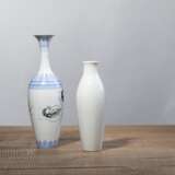 Flaschenvase aus Eierschalenporzellan mit Garnelendekor in Email-Farben und kleine Vase in Qianjiangcai mit Singvögeln auf Ast - фото 2