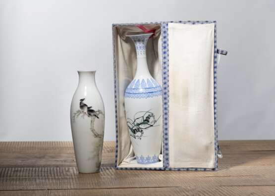 Flaschenvase aus Eierschalenporzellan mit Garnelendekor in Email-Farben und kleine Vase in Qianjiangcai mit Singvögeln auf Ast - photo 3