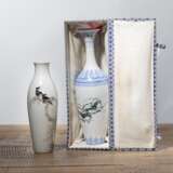 Flaschenvase aus Eierschalenporzellan mit Garnelendekor in Email-Farben und kleine Vase in Qianjiangcai mit Singvögeln auf Ast - photo 3