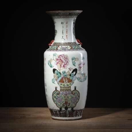 Große polychrom dekorierte Vase aus Porzellan mit Blumen in ding-Gefäßen und Gedichtaufschrift - Foto 1