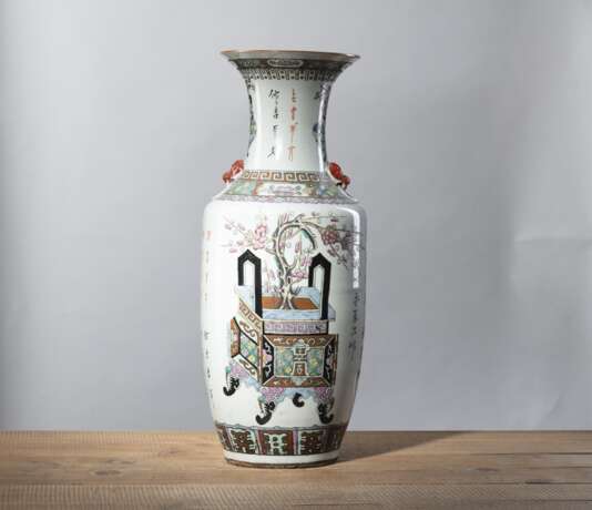 Große polychrom dekorierte Vase aus Porzellan mit Blumen in ding-Gefäßen und Gedichtaufschrift - Foto 2