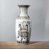 Große polychrom dekorierte Vase aus Porzellan mit Blumen in ding-Gefäßen und Gedichtaufschrift - фото 2