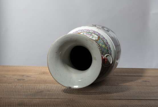 Große polychrom dekorierte Vase aus Porzellan mit Blumen in ding-Gefäßen und Gedichtaufschrift - photo 3