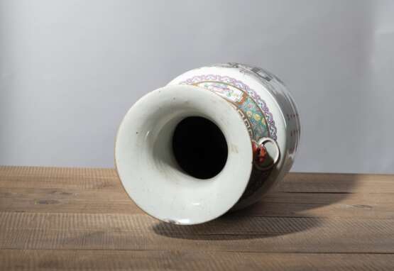 Große polychrom dekorierte Vase aus Porzellan mit Blumen in ding-Gefäßen und Gedichtaufschrift - фото 4