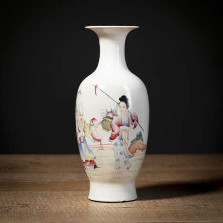 Kleine Vase aus Porzellan mit 'Famille rose'-Dekor von Shou Lao - photo 1