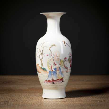 Kleine Vase aus Porzellan mit 'Famille rose'-Dekor von Shou Lao - photo 2