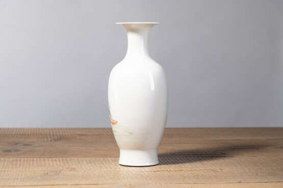 Kleine Vase aus Porzellan mit 'Famille rose'-Dekor von Shou Lao - photo 3