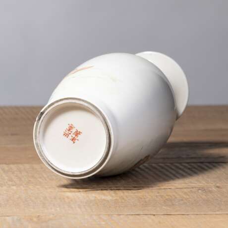 Kleine Vase aus Porzellan mit 'Famille rose'-Dekor von Shou Lao - фото 5