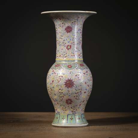 'Yenyen'-Vase aus Porzellan mit 'Famille rose'-Floraldekor - photo 1