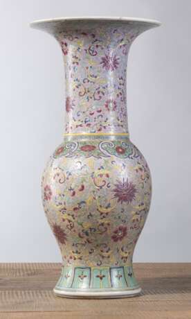 'Yenyen'-Vase aus Porzellan mit 'Famille rose'-Floraldekor - фото 2