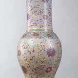 'Yenyen'-Vase aus Porzellan mit 'Famille rose'-Floraldekor - photo 2