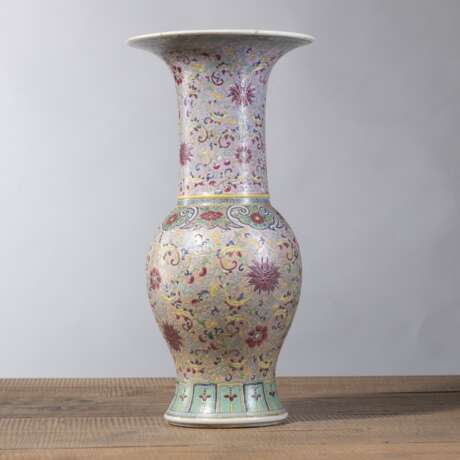 'Yenyen'-Vase aus Porzellan mit 'Famille rose'-Floraldekor - Foto 3