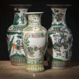 Paar Vasen mit krakelierter Glasur und 'famille verte'-Dekor von Theaterszenen und eine 'famille verte'-Vase mit Damen und Knaben - photo 1