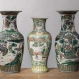 Paar Vasen mit krakelierter Glasur und 'famille verte'-Dekor von Theaterszenen und eine 'famille verte'-Vase mit Damen und Knaben - Foto 2