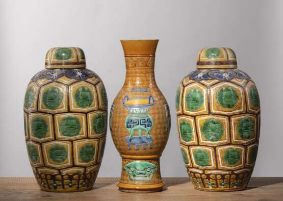 Paar polychrom glasierte Biskuit-Deckelvasen dekoriert mit 'shou'-Zeichen-Kartuschen und eine Vase mit Weihrauchbrenner- und 'fu'-Zeichen-Dekor in Fahua-Stil - photo 2