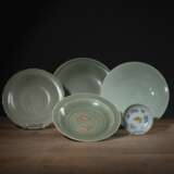 Vier Seladon glasierte Platten und ein Schälchen mit unterglasurblauer Bemalung, teils mit Fisch-Reliefs - photo 2