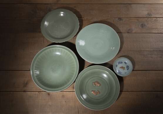 Vier Seladon glasierte Platten und ein Schälchen mit unterglasurblauer Bemalung, teils mit Fisch-Reliefs - Foto 3