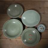 Vier Seladon glasierte Platten und ein Schälchen mit unterglasurblauer Bemalung, teils mit Fisch-Reliefs - photo 3