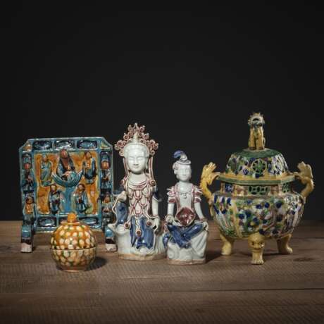 Konvolut fünf polychrom glasierte Keramik- und Porzellanteile: Kleiner Fahua-Tischstellschirm mit Unsterblichen, Räuchergefäß mit Deckel und Deckeldose in sancai-Glasur, zwei sitzende Bodhisattva-Figuren - Foto 1