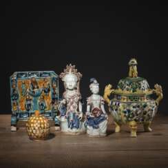 Konvolut fünf polychrom glasierte Keramik- und Porzellanteile: Kleiner Fahua-Tischstellschirm mit Unsterblichen, Räuchergefäß mit Deckel und Deckeldose in sancai-Glasur, zwei sitzende Bodhisattva-Figuren