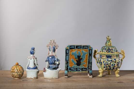 Konvolut fünf polychrom glasierte Keramik- und Porzellanteile: Kleiner Fahua-Tischstellschirm mit Unsterblichen, Räuchergefäß mit Deckel und Deckeldose in sancai-Glasur, zwei sitzende Bodhisattva-Figuren - photo 2