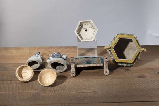 Konvolut fünf polychrom glasierte Keramik- und Porzellanteile: Kleiner Fahua-Tischstellschirm mit Unsterblichen, Räuchergefäß mit Deckel und Deckeldose in sancai-Glasur, zwei sitzende Bodhisattva-Figuren - photo 3