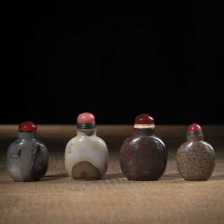 Vier Snuffbottles aus Achat und anderem Stein - Foto 1