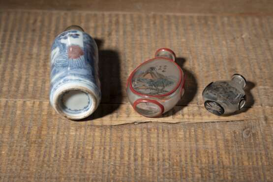 Zylindrische Snuffbottle aus Porzellan mit Theaterszene 'Famen Tempel' in Unterglasurblau und Kupferrot und zwei flache Snuffbottles aus Glas mit Innenmalerei und Überfang - фото 4