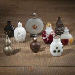 Gruppe von neun Snuffbottles aus Porzellan, zisha-Keramik, Glas,Burgauté-Lack, Metall mit Jade- und Steinbesatz