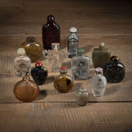 Gruppe von 13 Snuffbottles aus Glas, teilweise innen bemalt, Jade und Stein - Foto 1