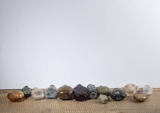 Gruppe von 13 Snuffbottles aus Glas, teilweise innen bemalt, Jade und Stein - photo 4