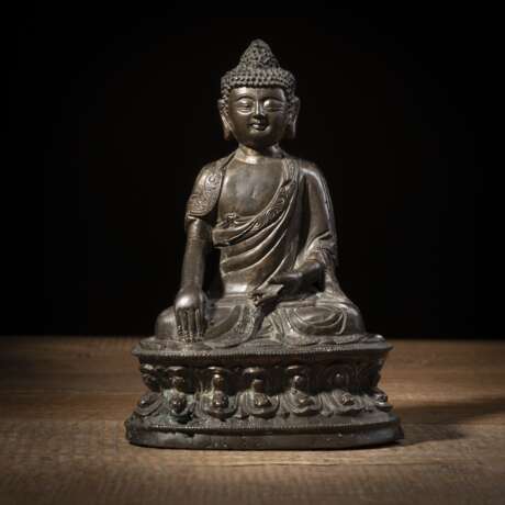 Bronze des Buddha Shakyamuni mit Resten von Vergoldung - photo 1