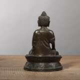 Bronze des Buddha Shakyamuni mit Resten von Vergoldung - photo 2