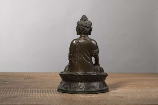 Bronze des Buddha Shakyamuni mit Resten von Vergoldung - photo 2