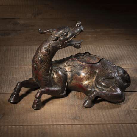 Räuchergefäß aus Bronze in Form eines liegenden Fabeltiers 'Xie Zhi' - photo 1