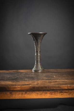 'Gu'-förmige Vase aus Bronze mit archaistischem Reliefdekor - Foto 2